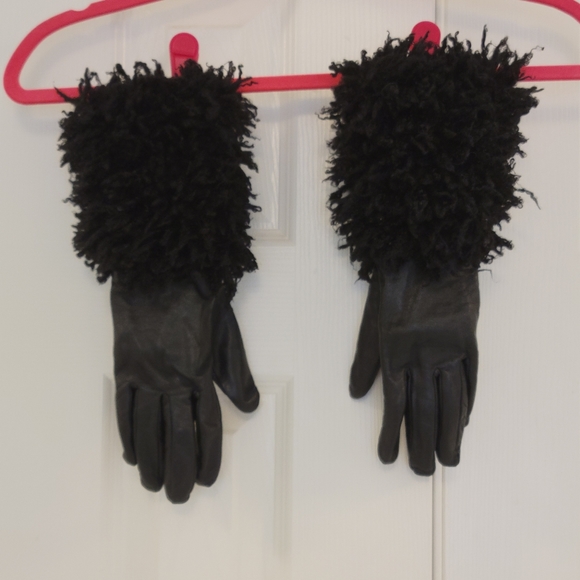 Set/faux Fur Vest & Gloves - Picture 3 of 4